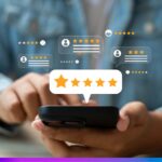 Pessoa avaliando serviços pelo celular com sistema de estrelas, representando feedback do cliente, experiência do usuário e personalização de dados.