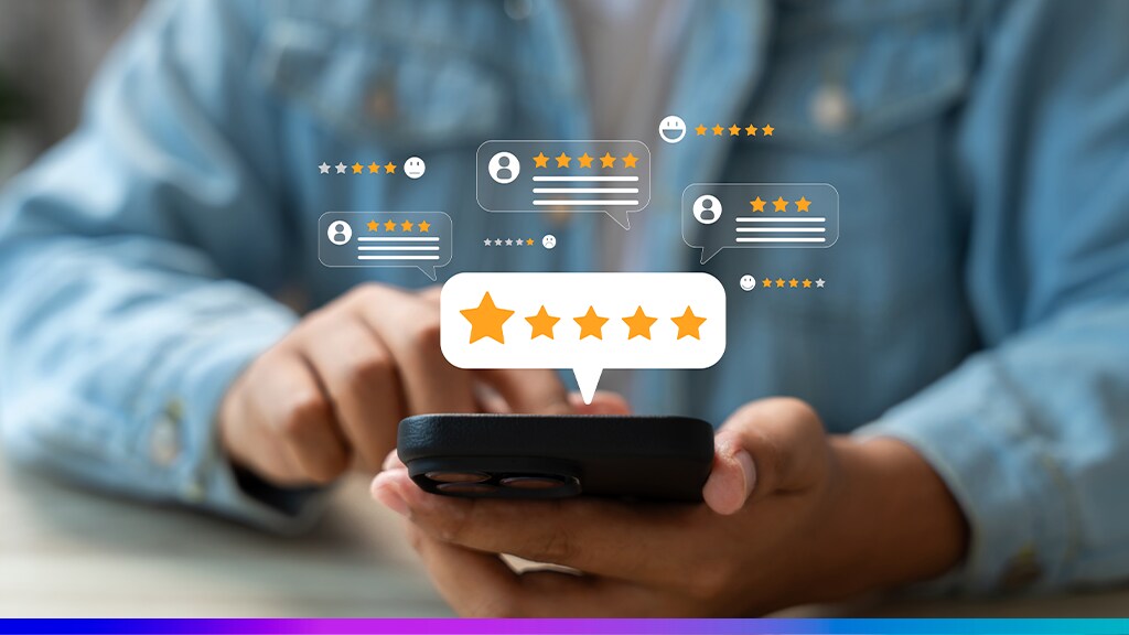 Pessoa avaliando serviços pelo celular com sistema de estrelas, representando feedback do cliente, experiência do usuário e personalização de dados.