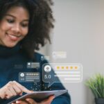 Mulher utilizando tablet com avaliações digitais de cinco estrelas, representando experiência do cliente, inovação em dados e personalização.