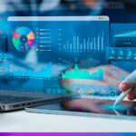 Análise de dados em dashboards digitais com gráficos e métricas em laptop e tablet, representando tecnologia aplicada aos negócios.