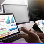 Profissionais analisando dashboards de métricas e relatórios digitais em notebooks e tablets, representando integração do GA4 com CDP.