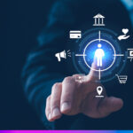 Pessoa tocando um ícone digital com figura humana no centro de um alvo, cercado por símbolos de marketing e consumo, representando a estratégia de dados voltada ao cliente (customer centric).