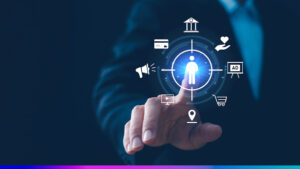 Pessoa tocando um ícone digital com figura humana no centro de um alvo, cercado por símbolos de marketing e consumo, representando a estratégia de dados voltada ao cliente (customer centric).