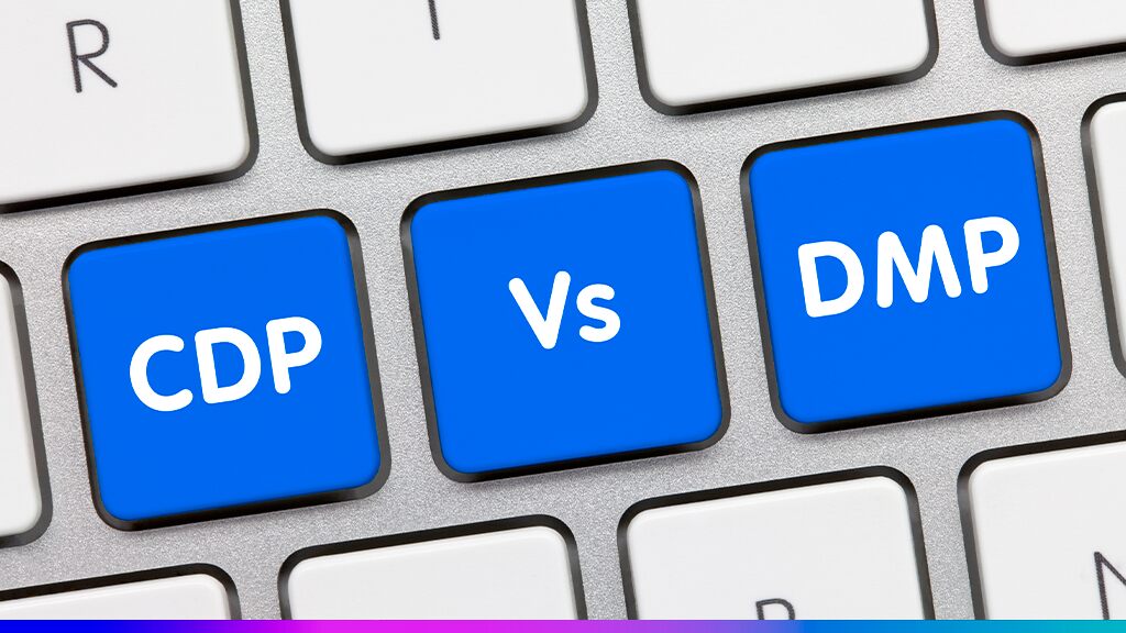 Teclas de computador com as palavras “CDP vs DMP”, representando a comparação entre plataformas de dados de clientes e de gerenciamento de audiência.
