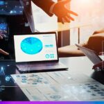 Profissionais em reunião analisando relatórios digitais e dashboards de marketing, representando decisão entre comprar ou construir uma plataforma de marketing digital.