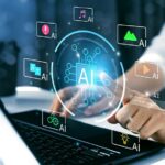 Profissional utilizando laptop com ícones de inteligência artificial flutuando na tela, simbolizando o uso de IA para aprimorar estratégias de dados e CDP
