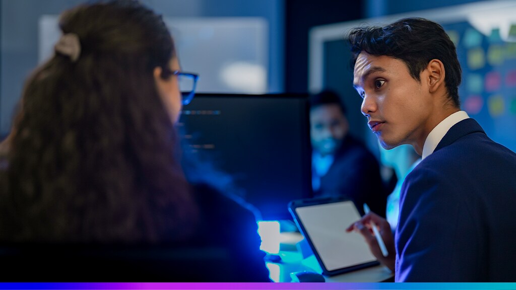 Profissionais analisando informações em ambiente corporativo com tablets e monitores, simbolizando a aplicação da LGPD e boas práticas de segurança de dados em CDPs.