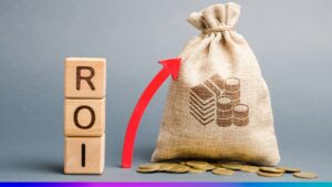 Saco de dinheiro com gráfico de crescimento e blocos com as letras ROI, simbolizando o aumento do retorno sobre investimento com o uso de dados integrados via CDP.