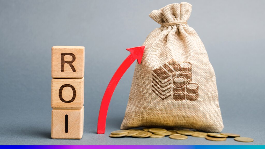 Saco de dinheiro com gráfico de crescimento e blocos com as letras ROI, simbolizando o aumento do retorno sobre investimento com o uso de dados integrados via CDP.