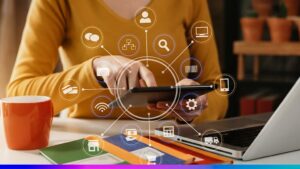 Pessoa utilizando tablet com ícones digitais conectados, simbolizando os diversos canais e interações da jornada do cliente no ambiente omnichannel.