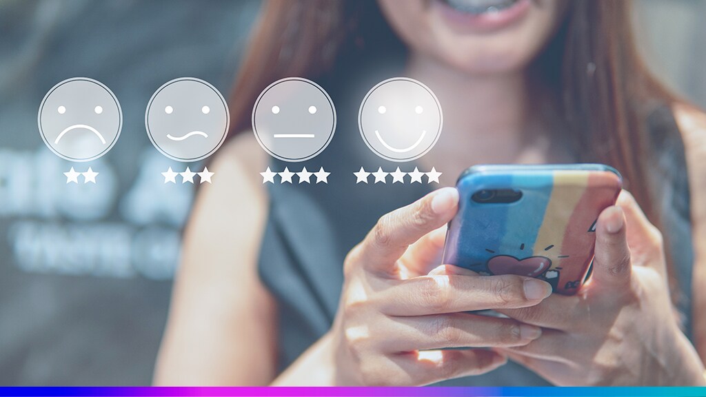 Pessoa avaliando experiência de atendimento em um smartphone com ícones de estrelas e expressões faciais, representando métricas de satisfação e retenção de clientes.