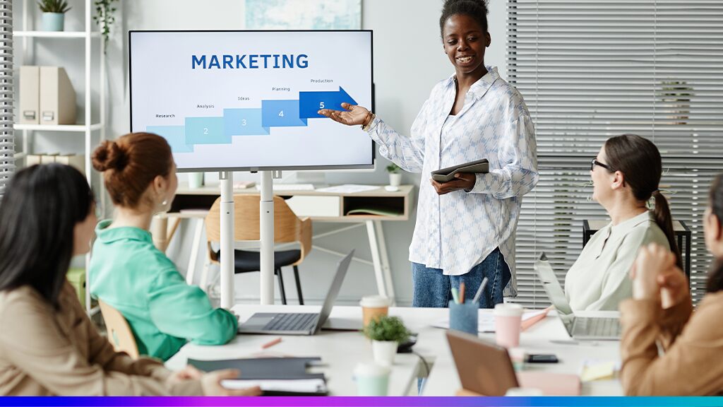 Profissional apresentando etapas de planejamento de marketing em reunião de equipe, simbolizando a aplicação do Customer Lifetime Value em campanhas estratégicas.