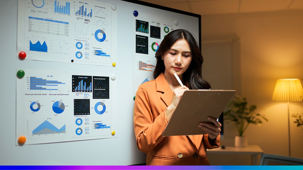 Profissional avaliando relatórios e gráficos de desempenho em um ambiente de trabalho, representando o uso de CDP para transformar dados em insights de negócio.