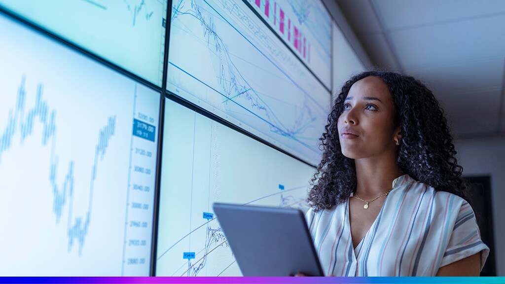 Profissional analisando gráficos e indicadores em telas digitais, simbolizando o processo de transformar dados em insights estratégicos.