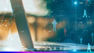 Representação digital de conexões entre pessoas e dados sobre um laptop, simbolizando redes de governança e gestão de informações corporativas.