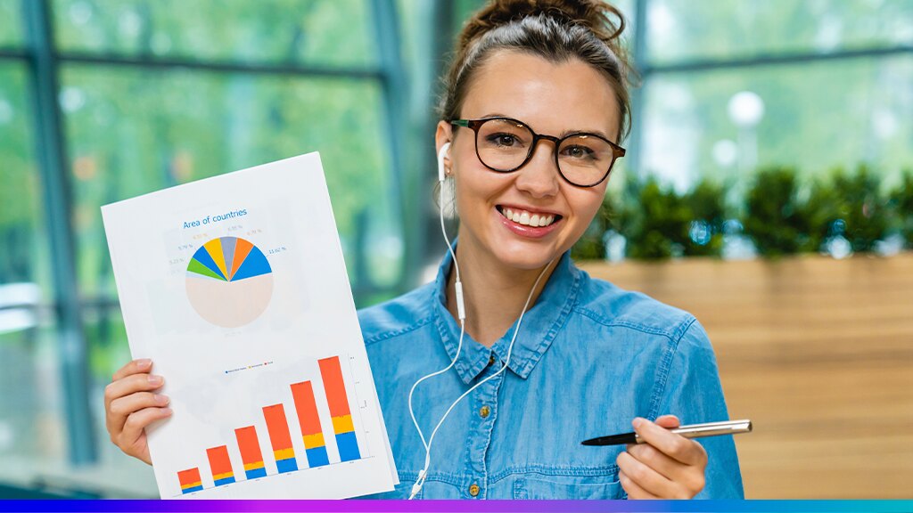 Mulher sorrindo e segurando relatório com gráficos coloridos de desempenho, representando análise de resultados em marketing de retenção.