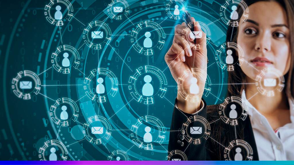 Profissional interagindo com interface digital que conecta ícones de usuários e mensagens, simbolizando integração entre CDP e CRM.