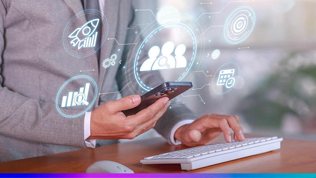 Profissional usando smartphone e teclado com ícones digitais representando análise de dados, clientes e performance de marketing