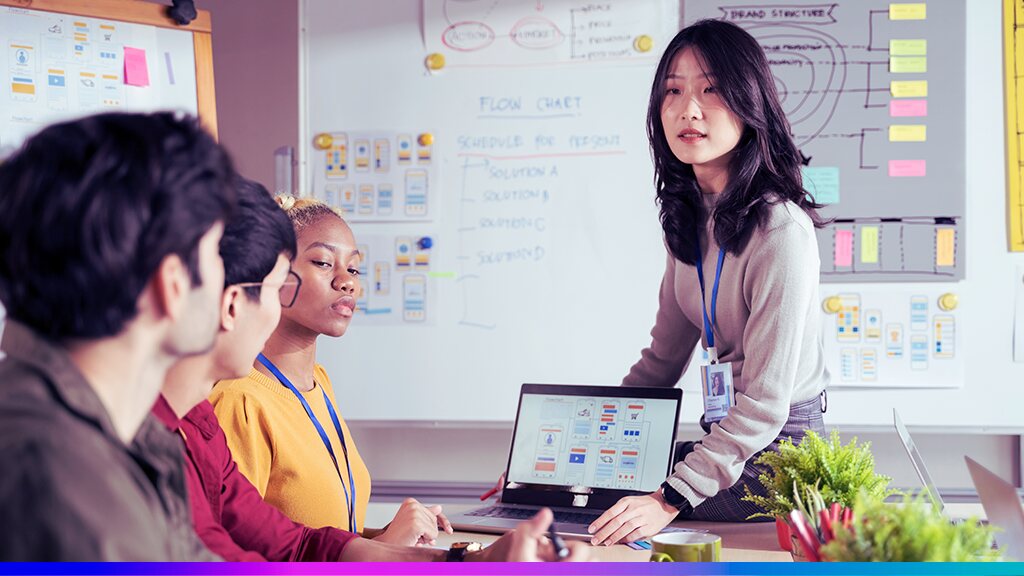 Profissional apresentando fluxos de trabalho e dashboards em uma reunião de equipe, simbolizando estrutura de uma MarTech Stack integrada.