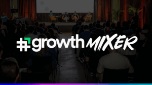 Logotipo Growth Mixer sobre foto da plateia e do palco do evento da MoEngage em São Paulo em 2026.