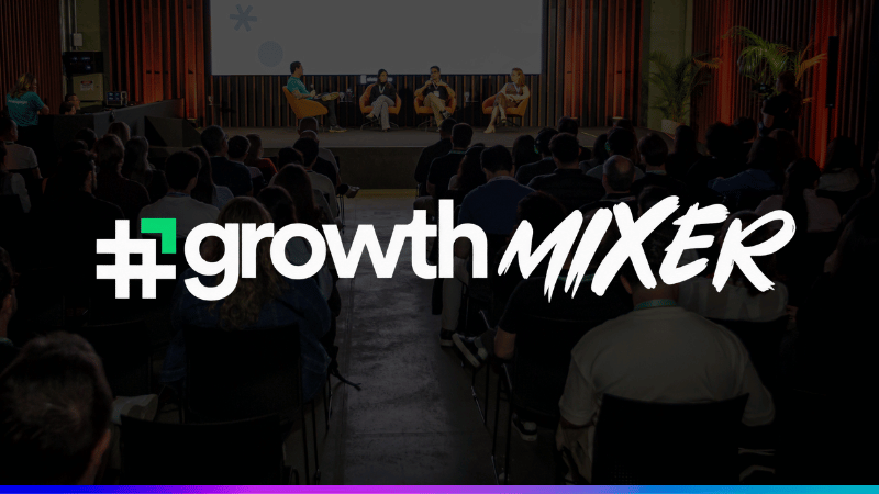 Logotipo Growth Mixer sobre foto da plateia e do palco do evento da MoEngage em São Paulo em 2026.